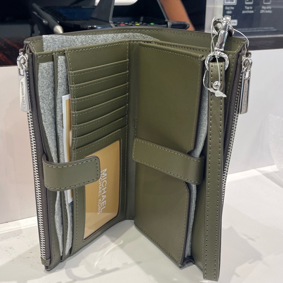 MICHAEL KORS Jet Set Lg Ombré Signature Logo Wristlet Phone Holder
Olive Com
NWT - Picture 13 of 16